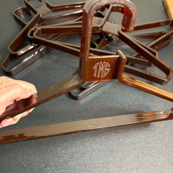 Set of 7 Vintage Lucite Monogrammed Hangers - Picture 4 of 8